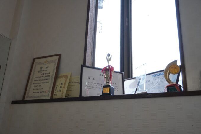 赤星さんのコンテスト受賞トロフィーの数々。お父様もお店によく飾っていたそう