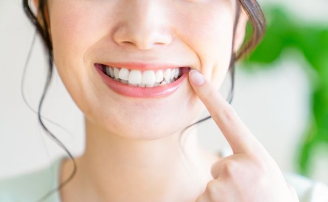 口の体操をしているイメージ