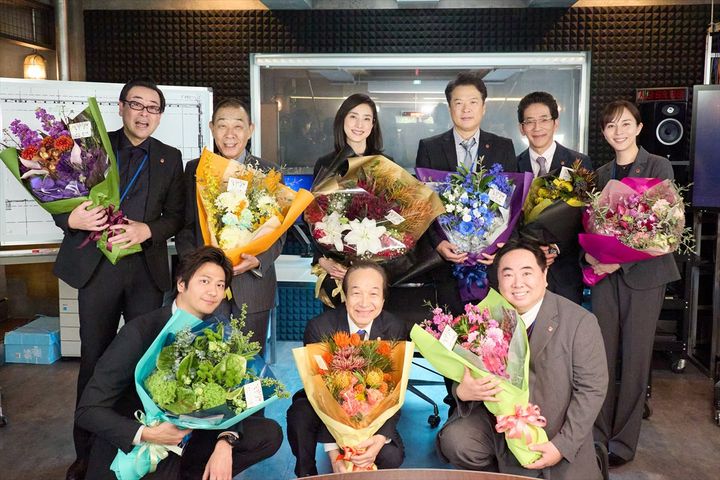 ドラマ『緊急取調室』、クランクアップを迎えたキャストたち （C）テレビ朝日 width=