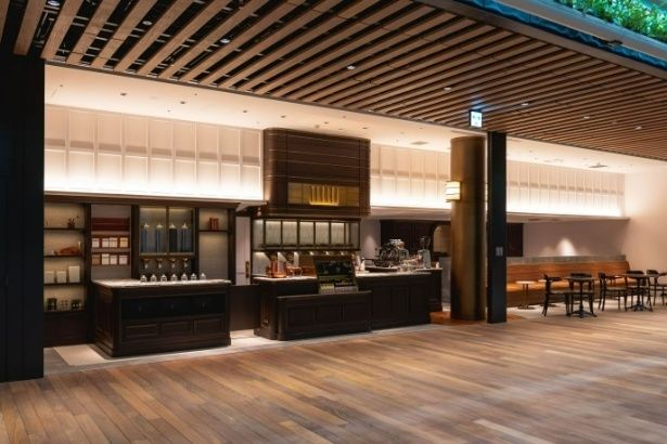  落ち着いた木調とやわらかな照明が印象的なTORIBA COFFEE TOKYO