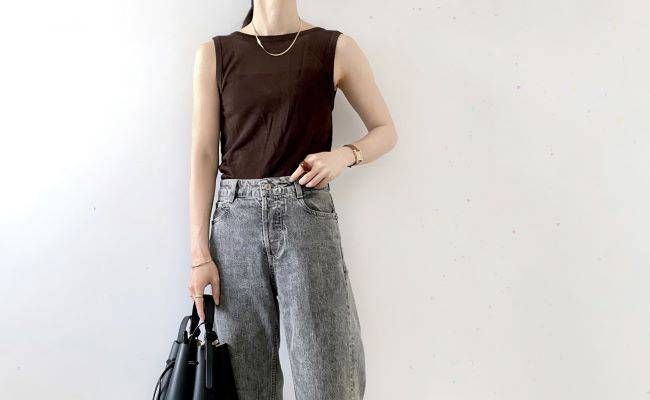 タンクトップを着ている女性のイメージ