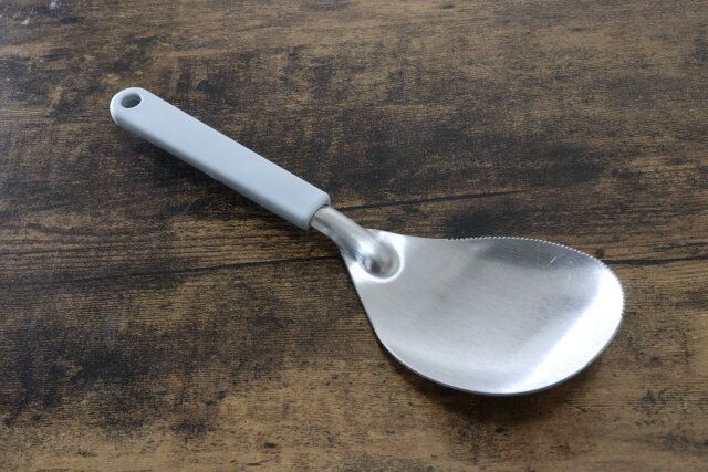 セリアのカットして取り分けられるスプーンのビジュアル