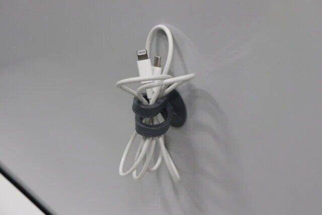 ダイソー くっつけられる形状記憶コードバンド 吸盤タイプ 1本入り