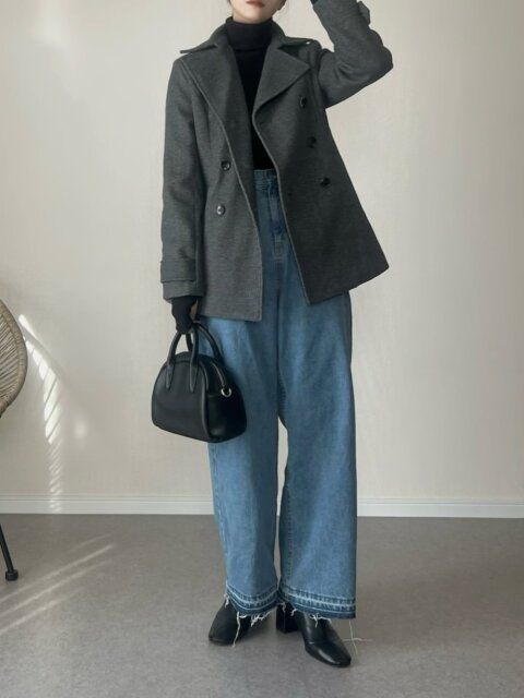 2025冬大人女性グレーPコートコーデ