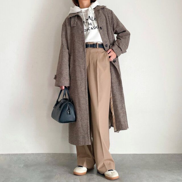 ユニクロタックワイドパンツBEIGEとパーカーでカジュアルコーデ