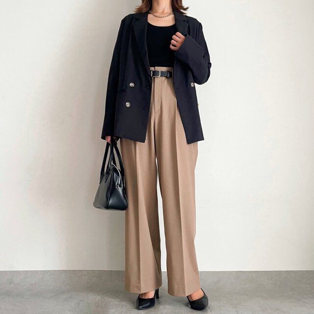 ユニクロタックワイドパンツBEIGEとジャケットのオフィスコーデ