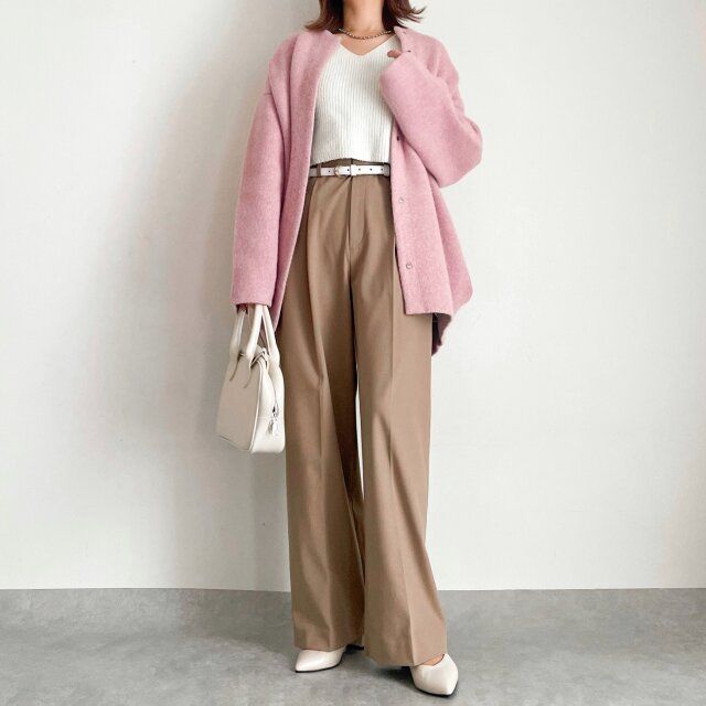 ユニクロタックワイドパンツBEIGEとピンクカーデコーデ