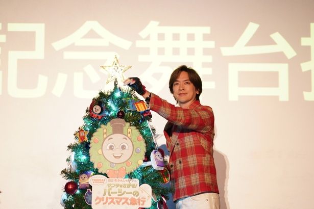 「たくさんの子どもたちにこの映画が届きますように」と願いを込めて、クリスマスツリーの頂上に星を飾るDAIGOさん