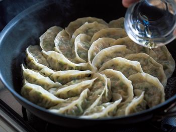 コツは蒸してから揚げ焼き！ 野菜多めがうれしい♪「野菜餃子」のレシピの画像3