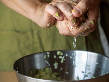 コツは蒸してから揚げ焼き！ 野菜多めがうれしい♪「野菜餃子」のレシピの画像2