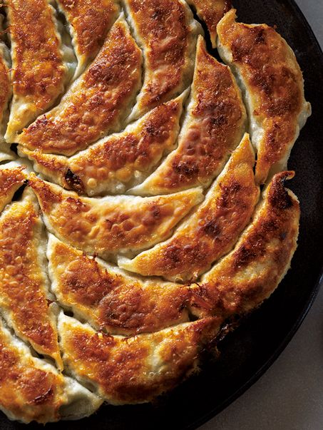 コツは蒸してから揚げ焼き！ 野菜多めがうれしい♪「野菜餃子」のレシピの画像1