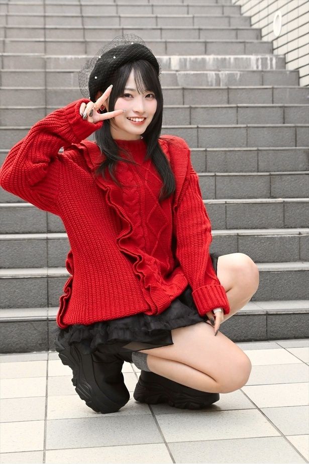 クリスマスを感じさせる赤のニットの衣装で登場。笑顔でピース！で撮影に応えてくれました！