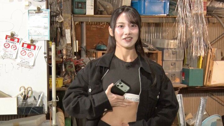 【写真・画像】元AKB48研究生の“腹筋美女”、自宅写真に芸人が痛烈ツッコミ「風呂の鏡が…」 1枚目