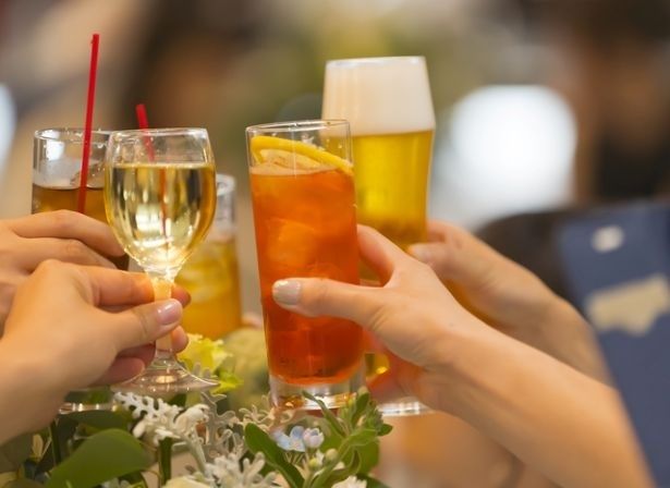 筋緊張が緩む飲酒もお口ポカンの原因に ABC/PIXTA(ピクスタ）