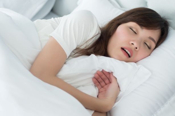 口を閉じるだけで睡眠の質が上がる⁉ 冷えにも乾燥にも打ち勝つ冬の睡眠対策 9nong/PIXTA（ピクスタ）