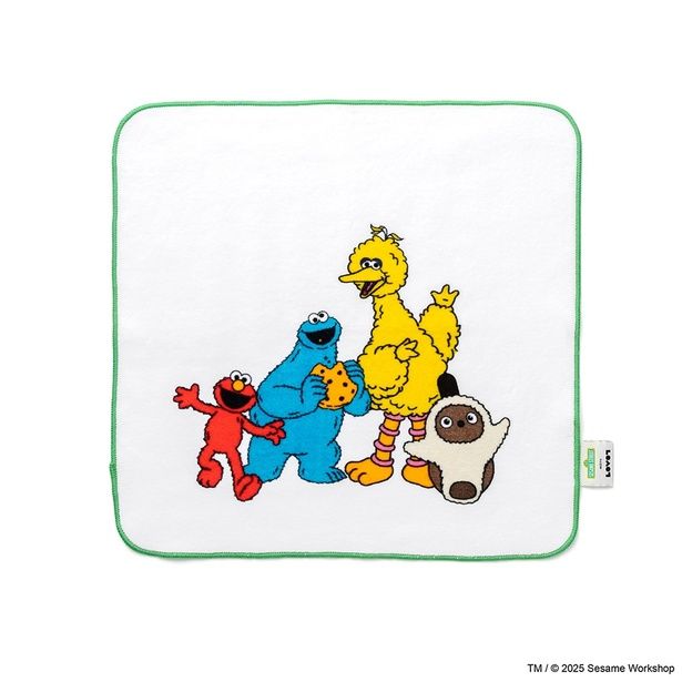 「SESAME STREET meets LOVOT プリントハンドタオル」(3580円)