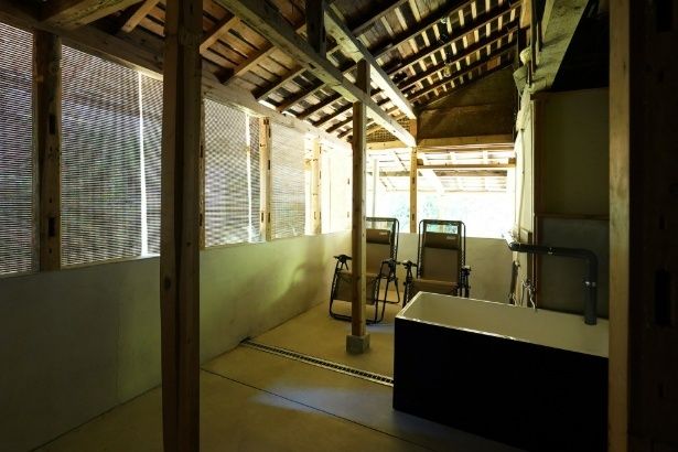 外気浴テラスと水風呂