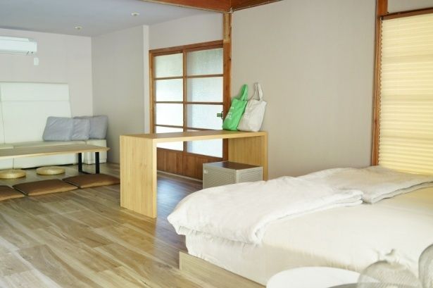 サウナ後にそのままごろんと休める落ち着いた空間が広がる。木の質感を活かしたしつらえが心を静かに整えてくれる