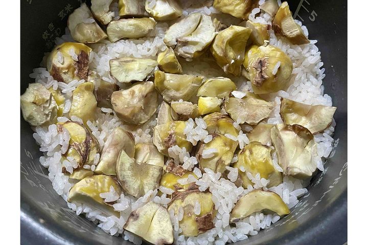ホクホクの栗ご飯。ゴマ塩を振って召し上がれ！