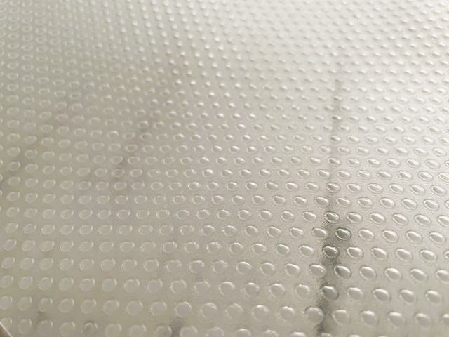 ダイソーの食器棚シートすべり止めシート 表面は凹凸加工