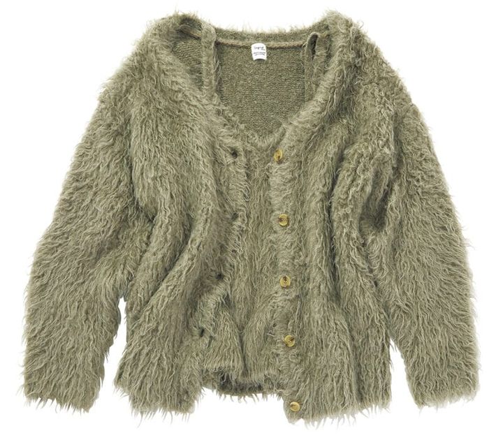 ボリュームファーのキャミ＆カーデでゆるっとルーズに着るのが可愛い。ニットアンサンブル￥14,300（アングリッド）