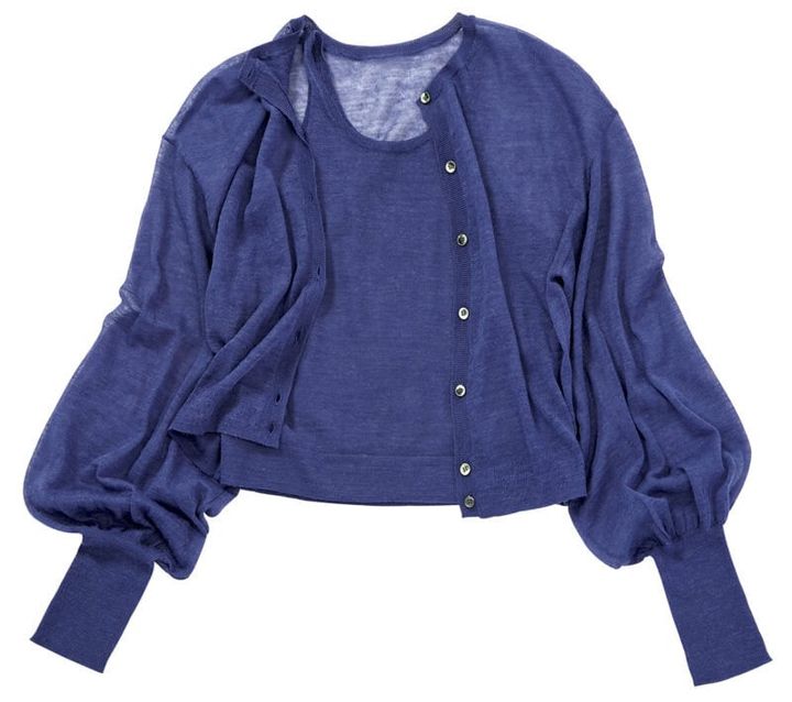 ノースリとカーデのセットもシアー素材なら上手に抜け感を出せる。アンサンブルニット￥27,500（ノーブル／ノーブル 有楽町マルイ店）