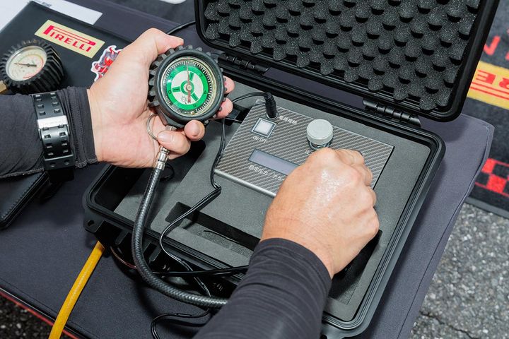市販されているエアゲージには、多少の数値誤差が発生することもある。ライディングパーティのピレリブースでは、その誤差を計測してくれる無料サービスも実施中