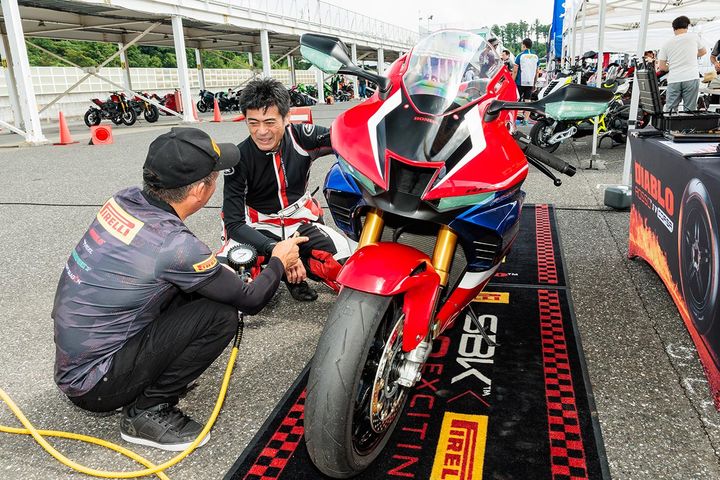 ライディングパーティのピレリブースでは、タイヤに関するさまざまなアドバイスを受けられる。一般論ではなく、個々のタイヤと車両とレベルに合った話もできるはず!