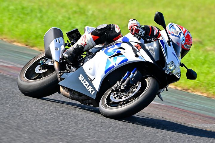 車両メーカーの指定空気圧をベースに、走行ごとに10kpa（0.1kgf/cm²）ずつ下げて、接地感やハンドリングの違いを探っていくと、マイベストを見つけやすい