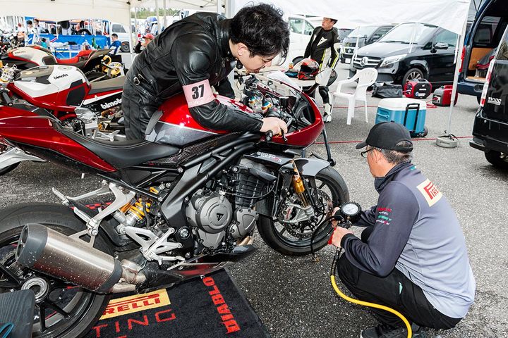 朝イチの空気圧調整は必須。本誌主催のライディングパーティには、ピレリジャパンも頻繁にブースを出展し、タイヤ空気圧の無料調整サービスを実施してくれている