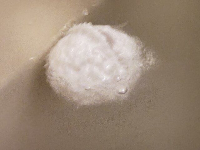 セリアのミニチュアファーストフードバスボールは発砲しながらお湯に溶ける