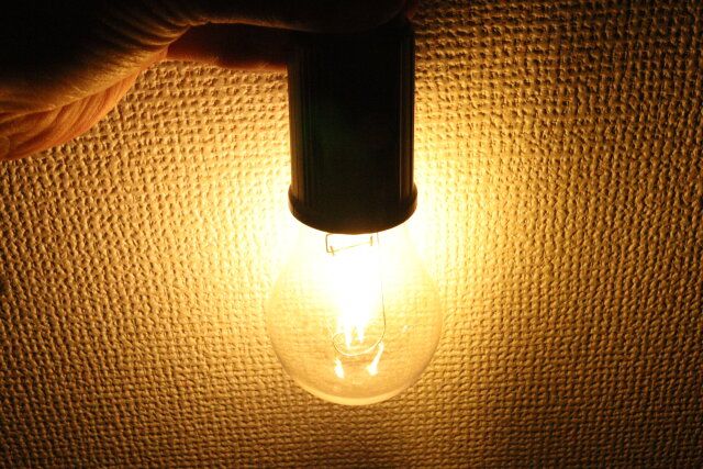 ワッツの充電式エジソン型 LEDフック付きライト 丸型の弱点灯時の光