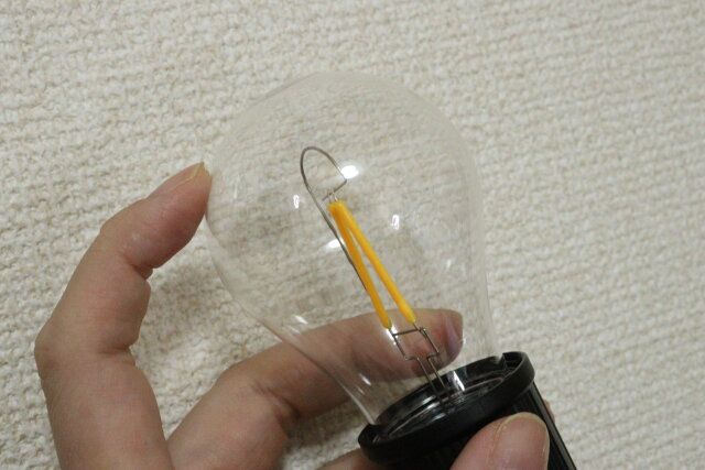 ワッツの充電式エジソン型 LEDフック付きライトはプラ素材で割れにくく安心