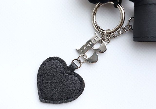 宝島社ムック付録のHELLO KITTY × BRILMY いつでもササッとお直しできる ズボラに優しいミラー付きリップチャーム BOOK BLACK ver. SPECIAL PACKAGE5