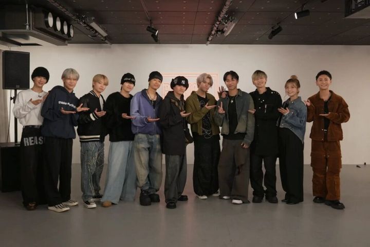 BMSG所属の8⼈組グループ・MAZZEL（マーゼル）の公式ユーチューブチャンネル上の人気コンテンツ「MAZZEL ROOM #まぜべや」が16日に更新され、結成20周年を迎えた男女5人組パフォーマンスグループAAA（トリプルエー）のメンバーがドッキリで出演、MAZZELメンバーの驚く姿がSNSで話題となりました。