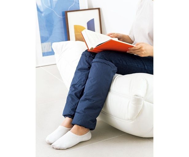 上下にゴムが入っており、上部には調整用のひもがついているので、ズレることなく足元を温めてくれます 撮影／布川航太