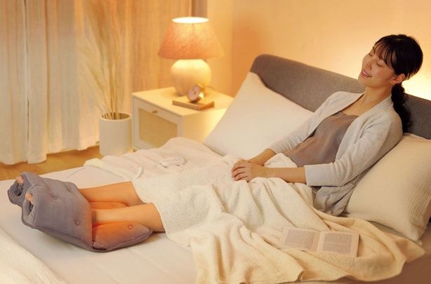 足を包み込むエアバッグが加圧と収縮を繰り返し、足裏の突起は土踏まずを刺激 撮影／布川航太