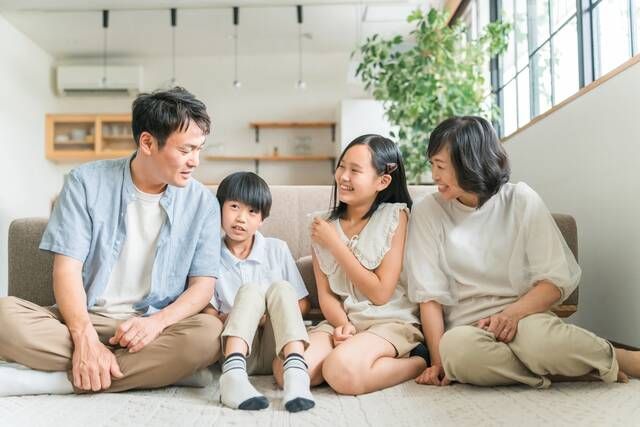 リビングで団欒するファミリー・三世代家族 - No: 32997433｜写真素材なら「写真AC」無料（フリー）ダウンロードOK (1663051)