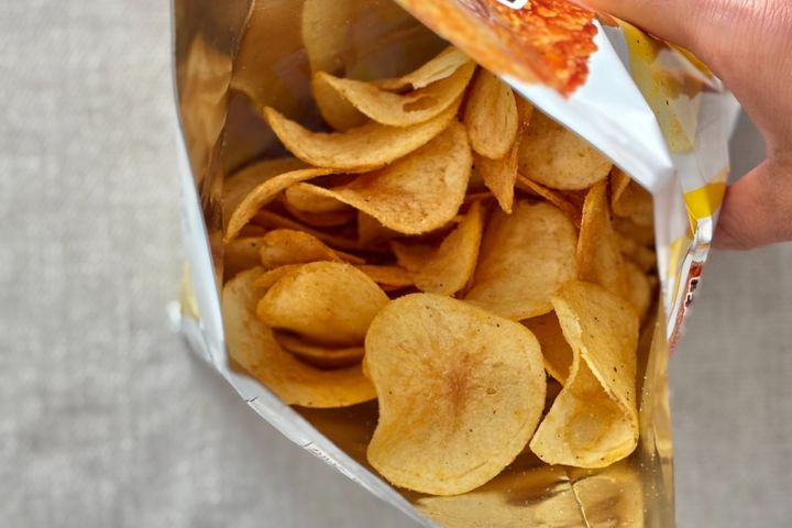 「神コラボ」「禁断すぎる」【ファミマ限定】あの味が数量限定でポテチに