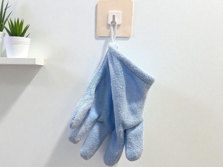 SNSでも話題のダイソーの便利グッズ「速乾ヘアドライ手袋」で、ヘアドライ時間を短縮しつつ電気代も節約！ 今回は、ヘアドライ手袋の詳細と、正しいお手入れのための洗濯マークをご紹介します。