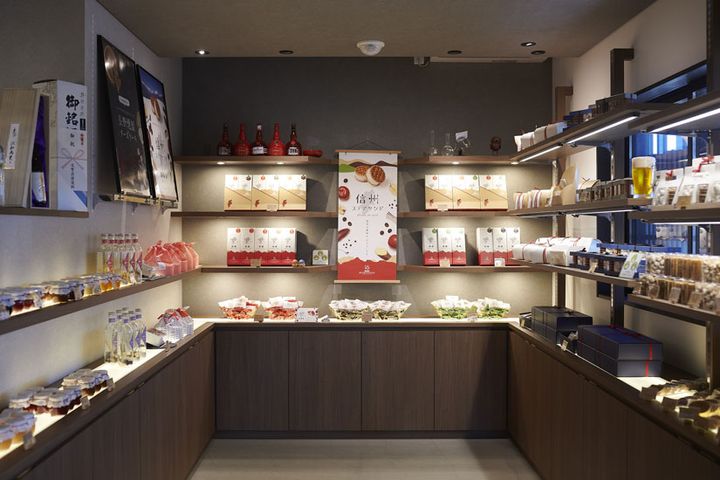 手土産に最適な焼菓子のほか、地元のフルーツを使ったジャムもそろいます