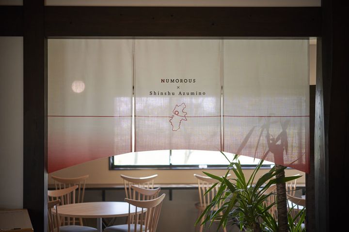 信州安曇野から“人と人とをつなぐ架け橋に”という思いをのれんにもデザイン