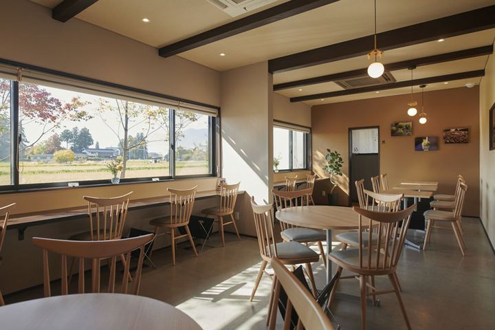 ゆったりしたカフェ空間。カウンターは安曇野の田園風景がのぞめる特等席