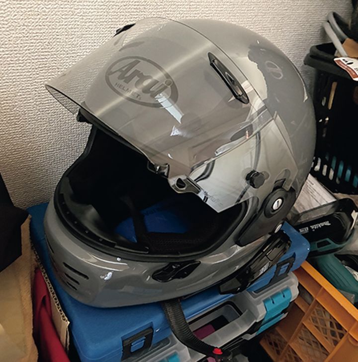 ヘルメット、工具、ブーツを1カ所に！賃貸OKな「ラブリコ」を使ったプチガレージ計画