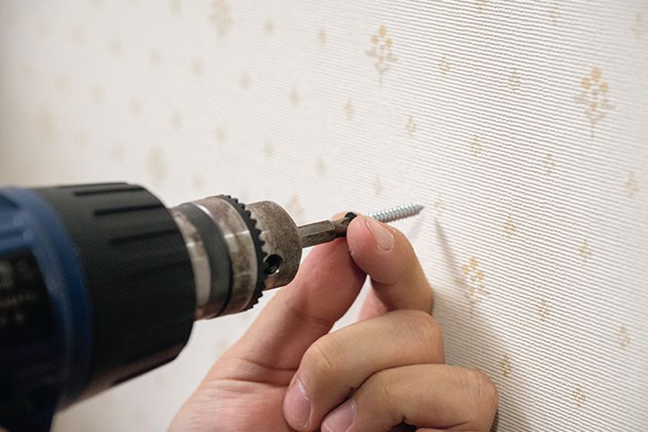 ヘルメット、工具、ブーツを1カ所に！賃貸OKな「ラブリコ」を使ったプチガレージ計画