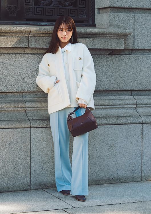 ノーカラーコートを着た渋谷凪咲さん