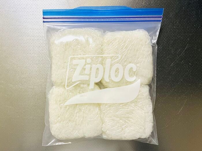 【セリア】白い輪っかが天才すぎる→超スピードで〈ご飯ストック〉ができた♡「ピシッと整列」「時短も叶う優秀品」