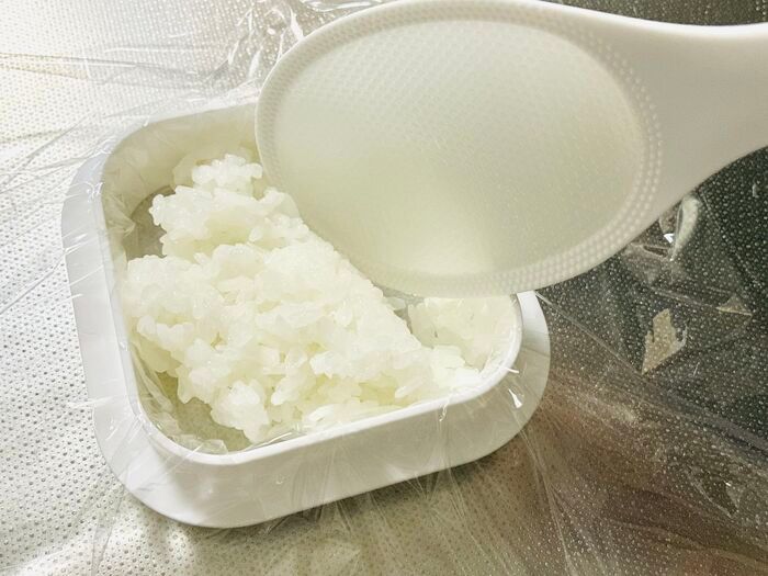 【セリア】白い輪っかが天才すぎる→超スピードで〈ご飯ストック〉ができた♡「ピシッと整列」「時短も叶う優秀品」