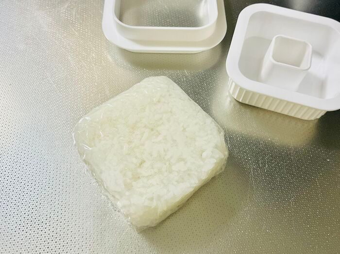 【セリア】白い輪っかが天才すぎる→超スピードで〈ご飯ストック〉ができた♡「ピシッと整列」「時短も叶う優秀品」