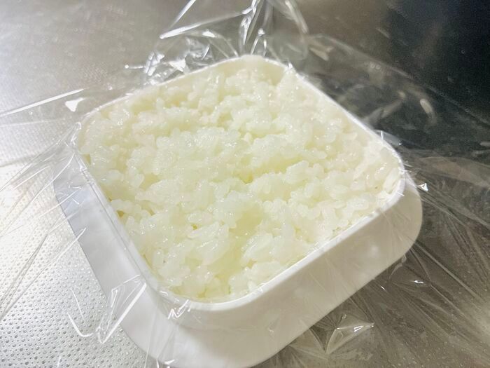 【セリア】白い輪っかが天才すぎる→超スピードで〈ご飯ストック〉ができた♡「ピシッと整列」「時短も叶う優秀品」